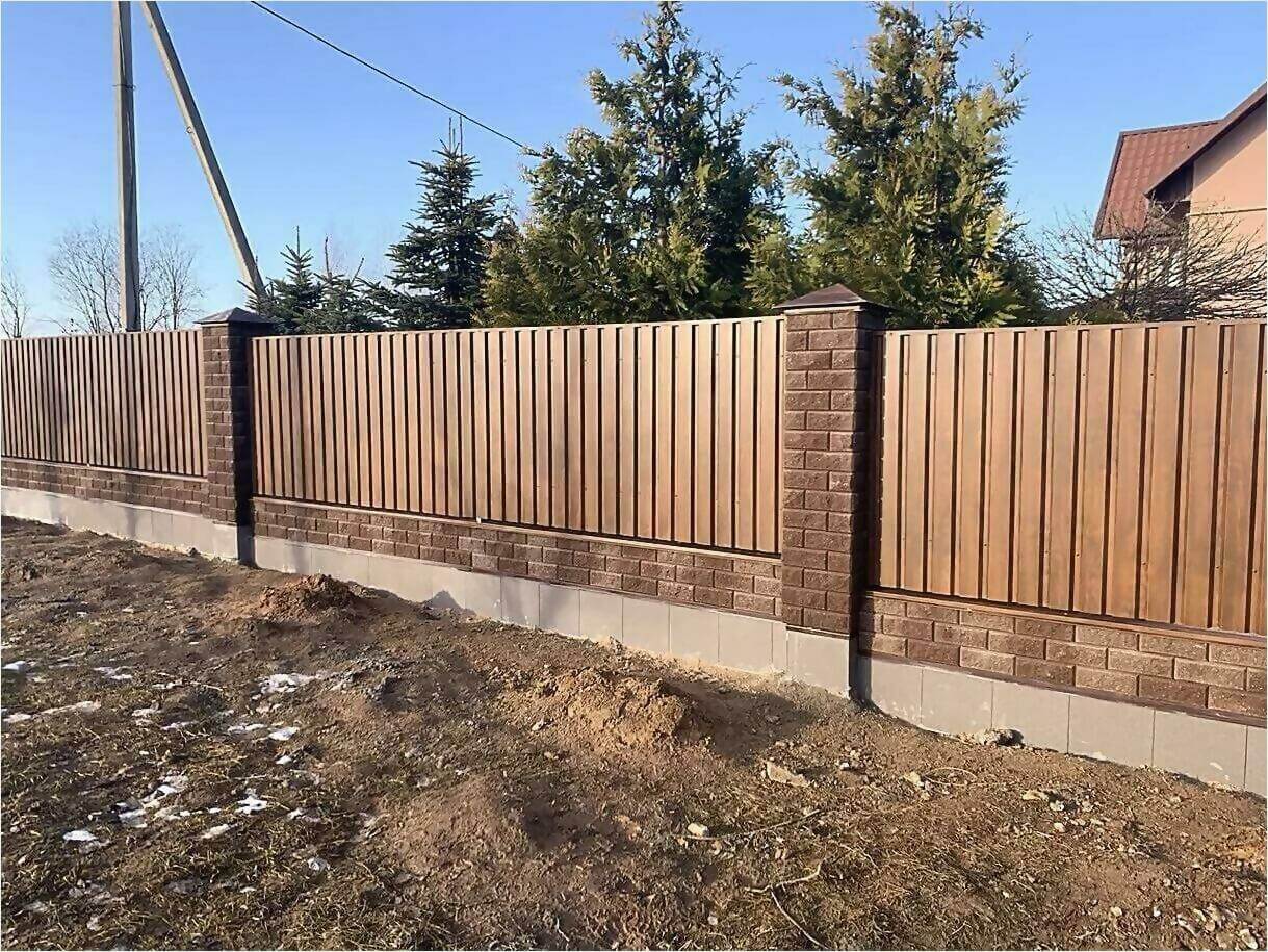 Забор из профлиста НС-21 цвет Printech темное дерево фото7 в Грозном