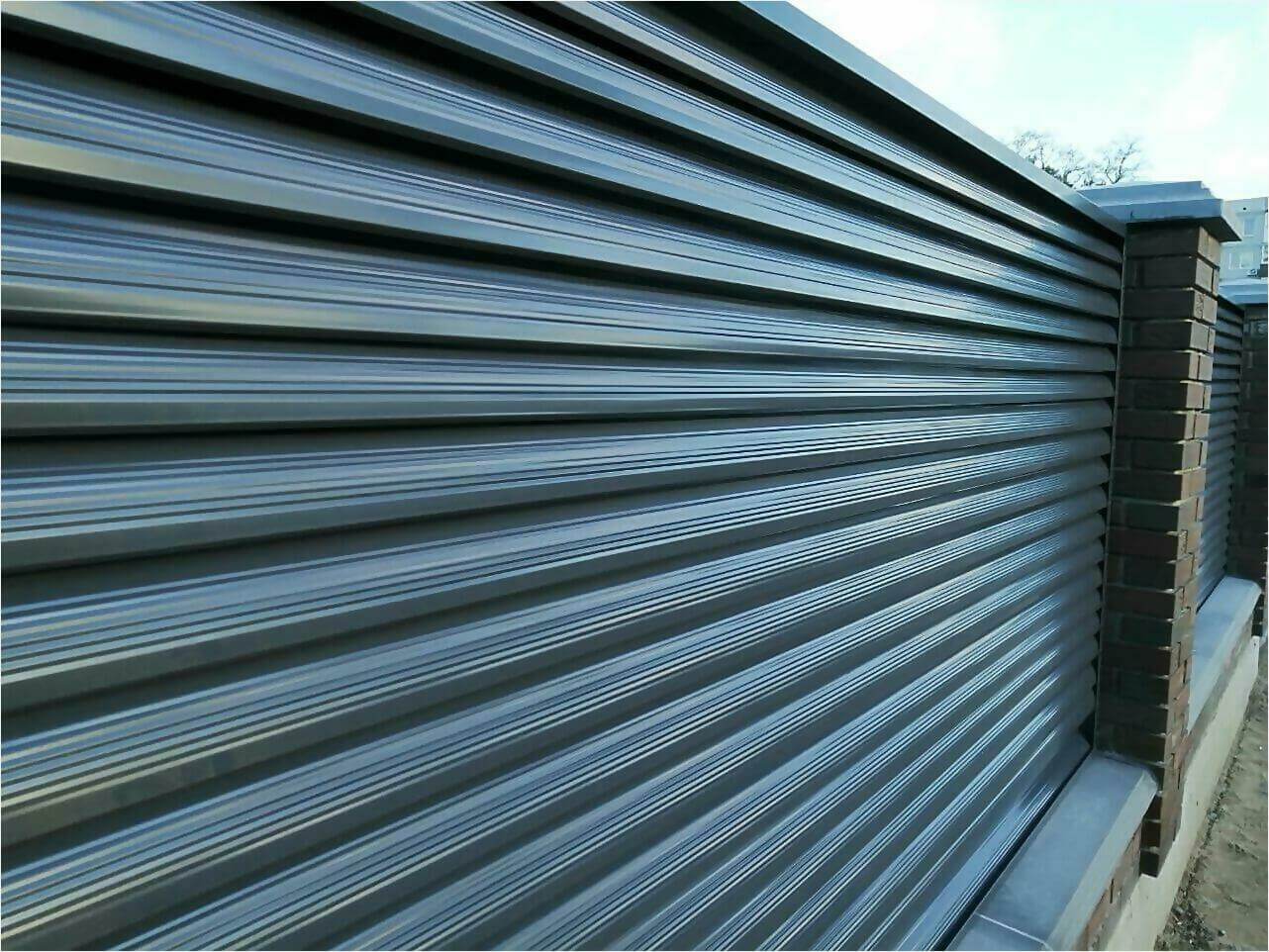 Забор жалюзи 125м RAL7024 фото7 в Грозном