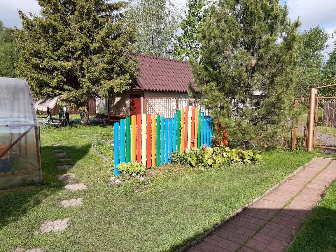 забор из разноцветного штакетника односторонний фото2 в Грозном