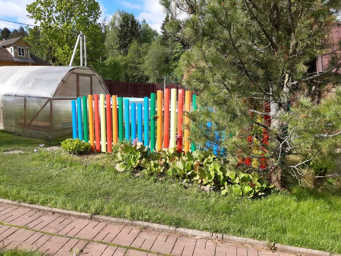 забор из разноцветного штакетника односторонний фото1 в Грозном