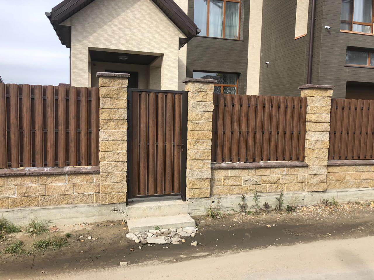 забор из штакетника каштан двухсторонний фото2 в Грозном