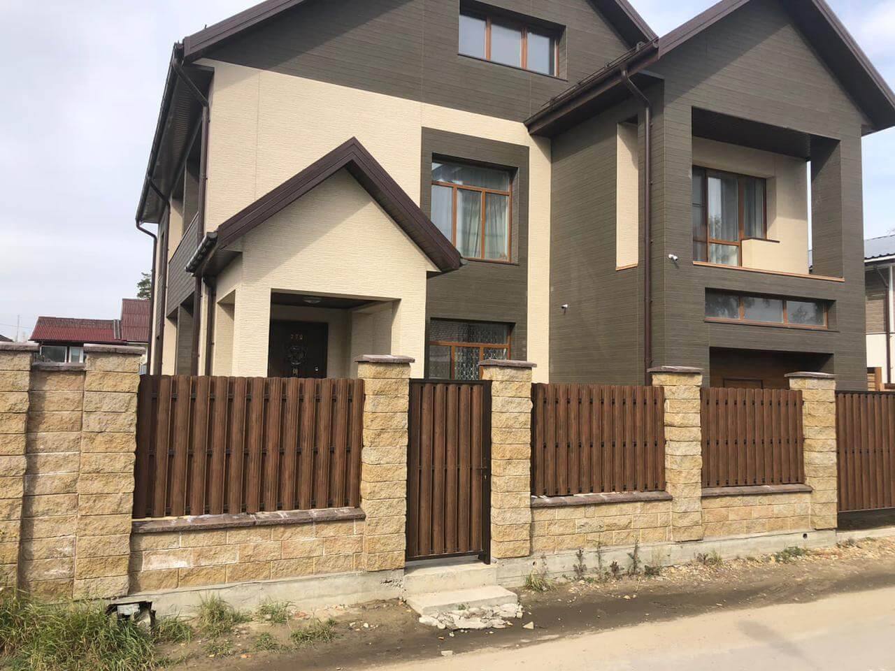 забор из штакетника каштан двухсторонний фото1 в Грозном