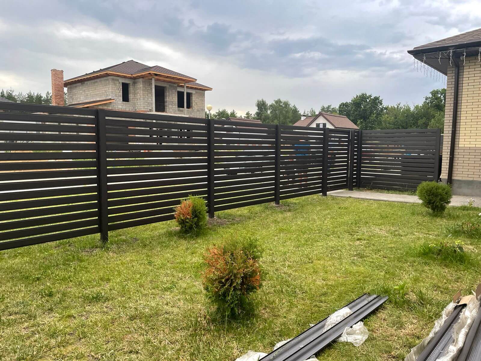 Забор из металлического планкена RAL8019 МАТТЕ фото2 в Грозном