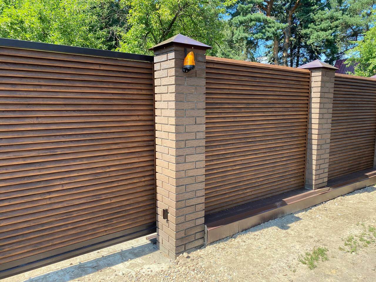 Забор-жалюзи с ламелями Реснички Printech Каштан фото1 в Грозном