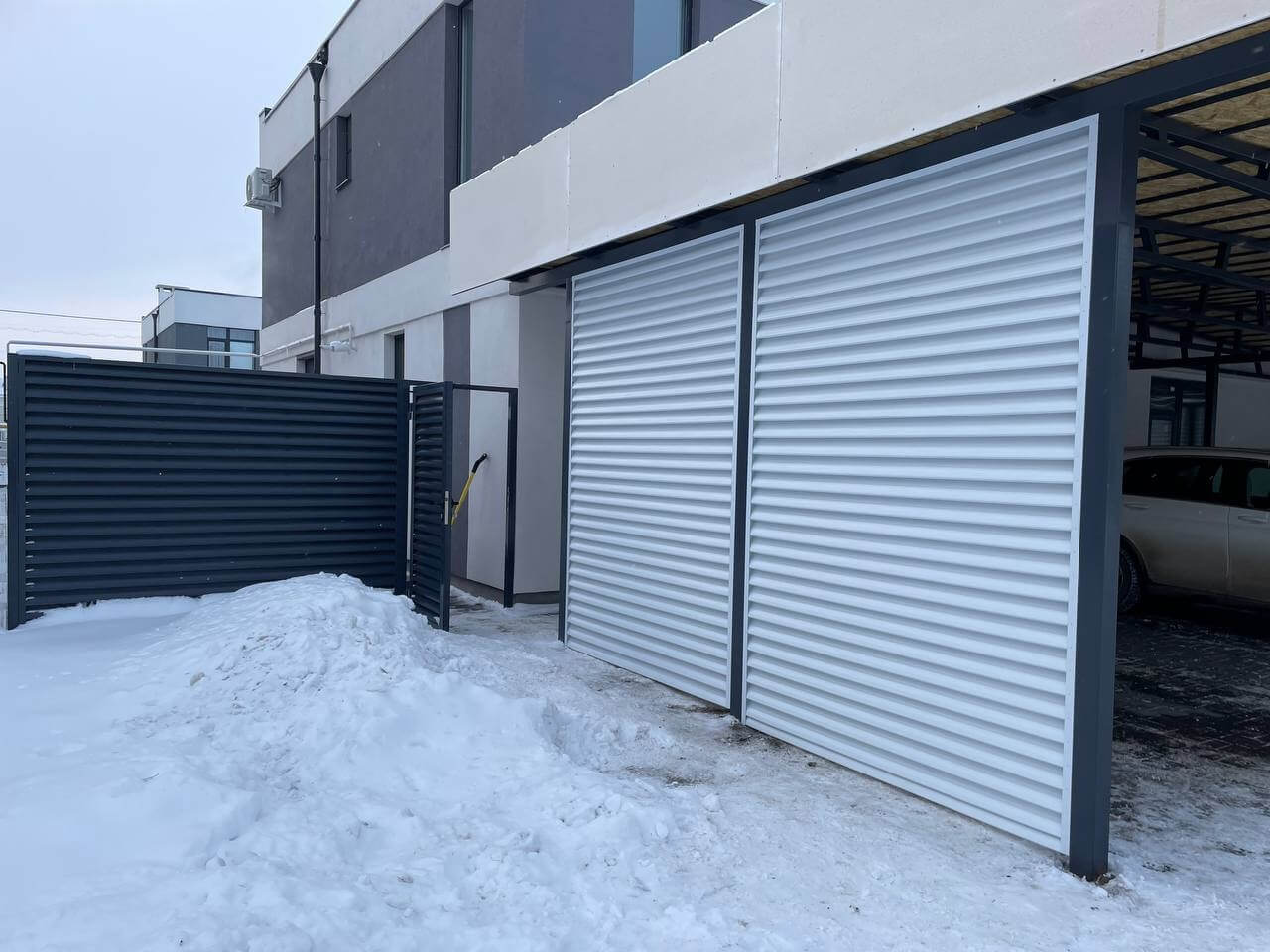 Парковочное место из ламелей Еврожалюзи RAL9003/9003 Белый двусторонний фото 1 в Грозном
