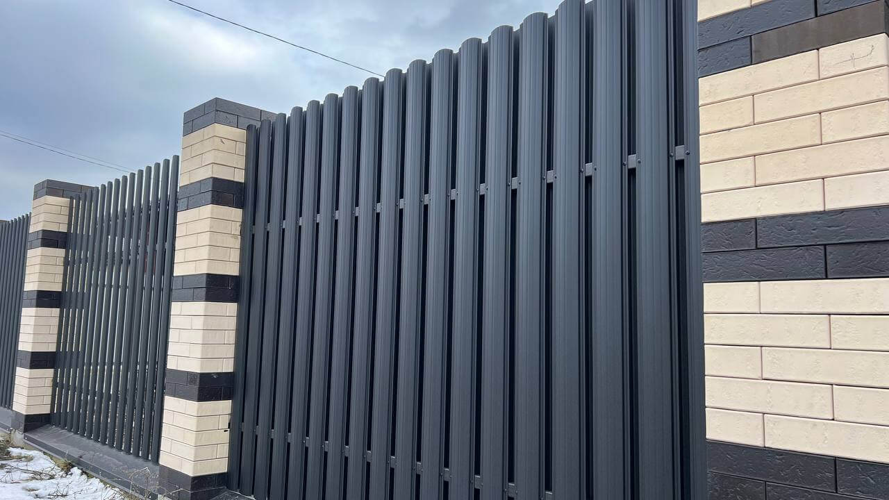 Забор из металлического штакетника RAL9005 Черный МАТТЕ фото 4 в Грозном