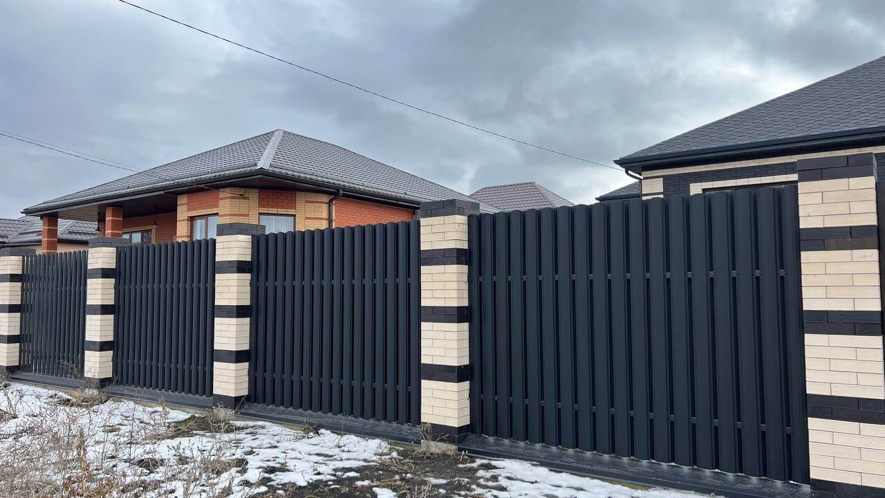 Забор из металлического штакетника RAL9005 Черный МАТТЕ в Грозном