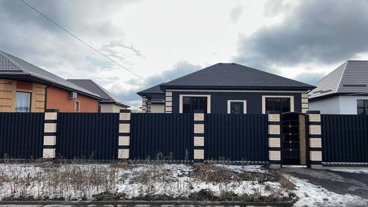 Забор из металлического штакетника RAL9005 Черный МАТТЕ фото 3 в Грозном