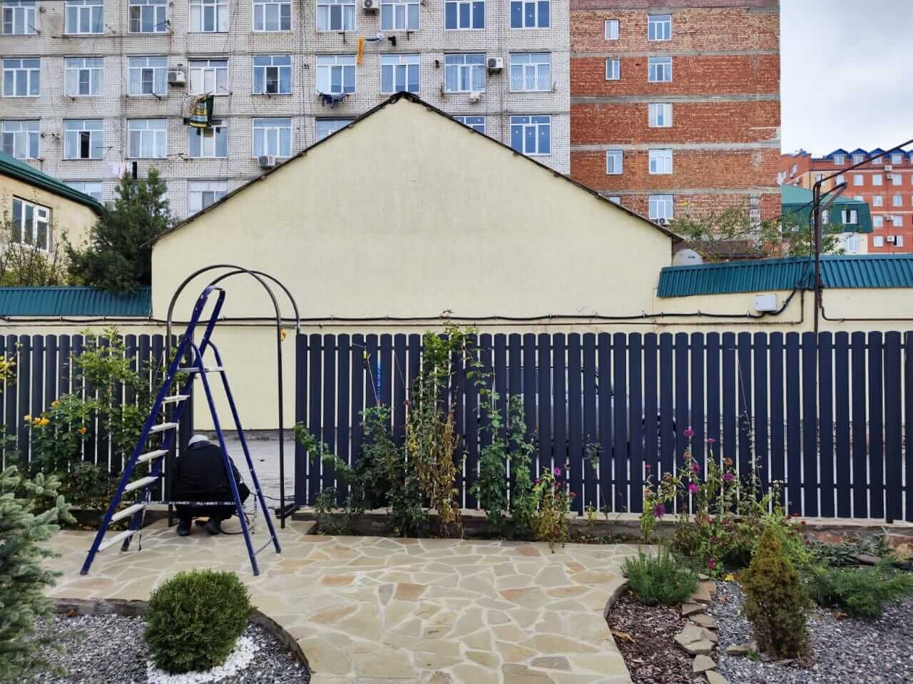 Забор из металлоштакетника RAL7024/7024 Серый Графит двусторонний матовый фото 4 в Грозном