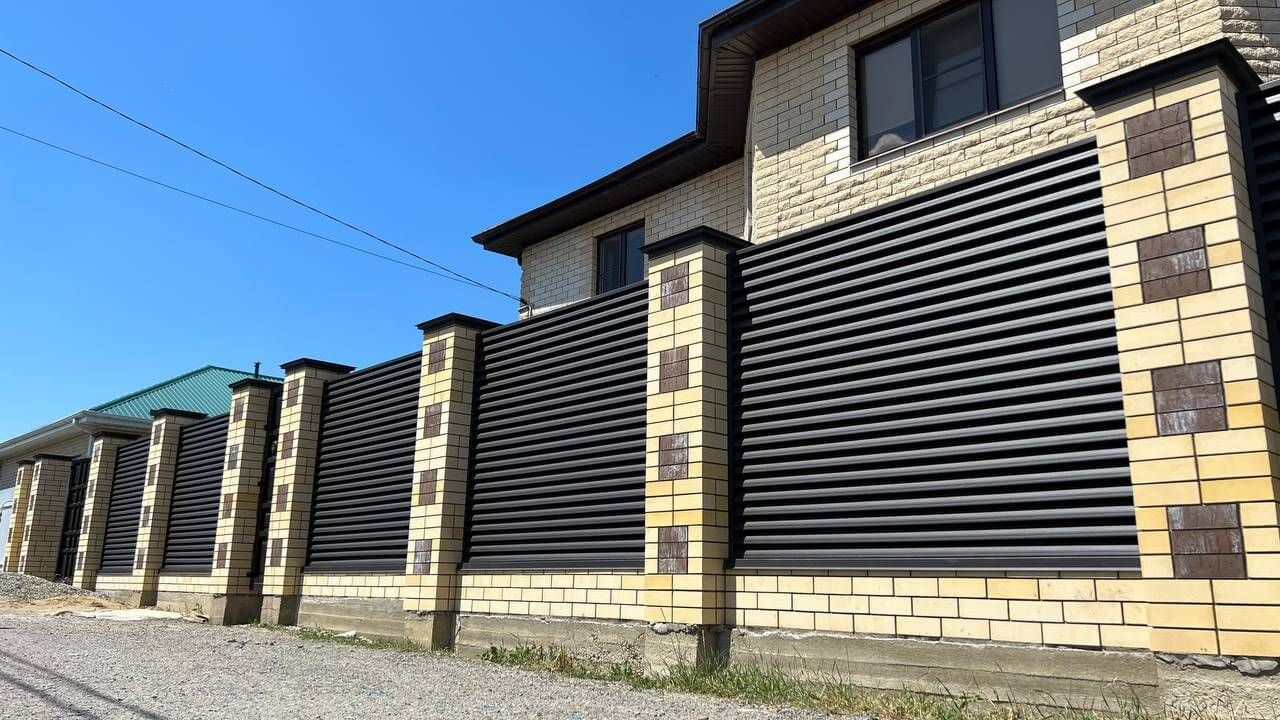 Забор-жалюзи 45м RAL8019 Темный Шоколад матовый в Грозном