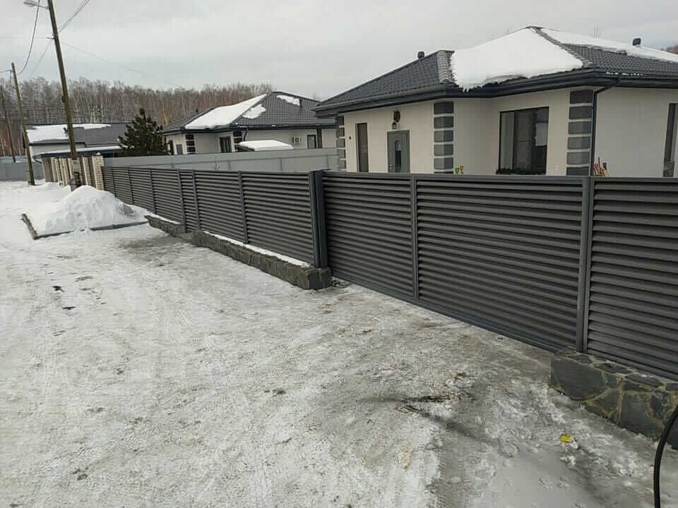 Забор-жалюзи с входной группой 26м RAL7024 Серый Графит МАТТЕ фото 1 в Грозном
