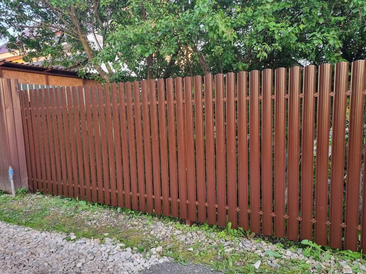 Забор из полукруглого штакетника 16м RAL8017/RAL8017 Шоколад 2-х сторонний в Грозном