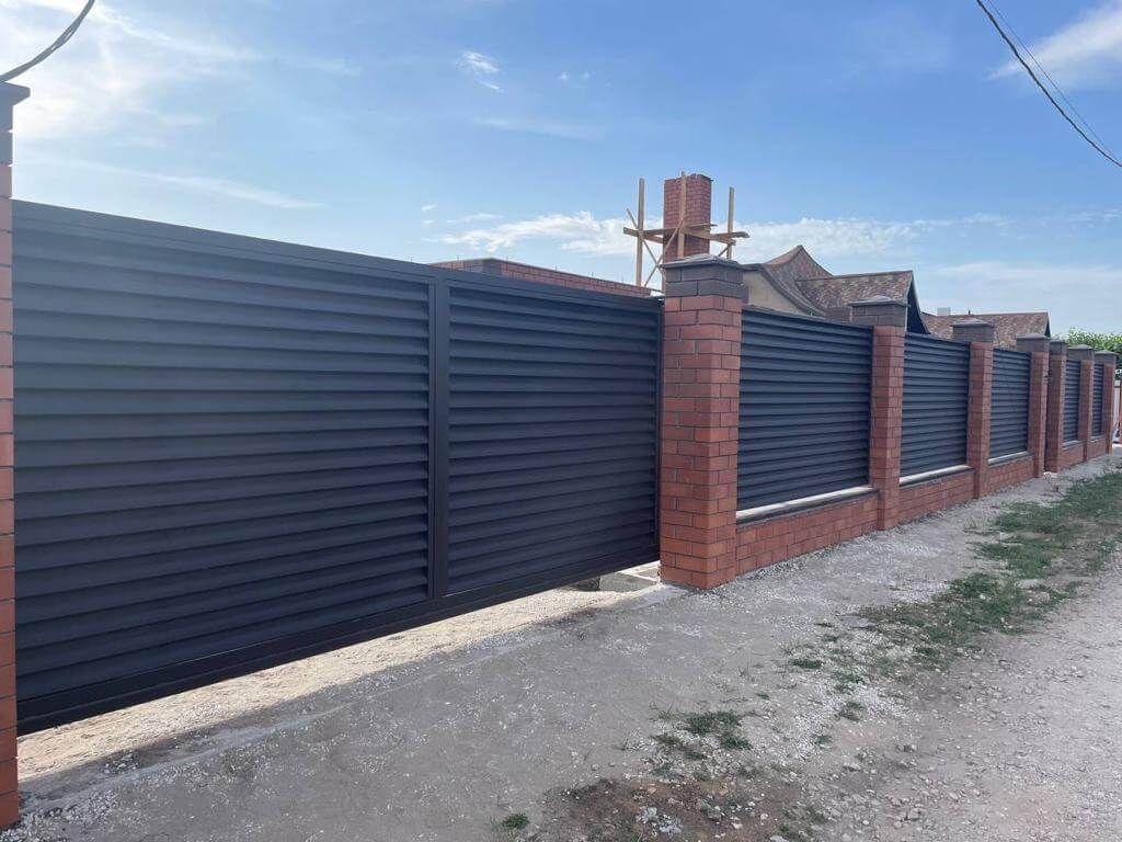 Забор из ламелей еврожалюзи 21м RAL8019/8019 Темный Шоколад МАТТЕ двухсторонний в Грозном