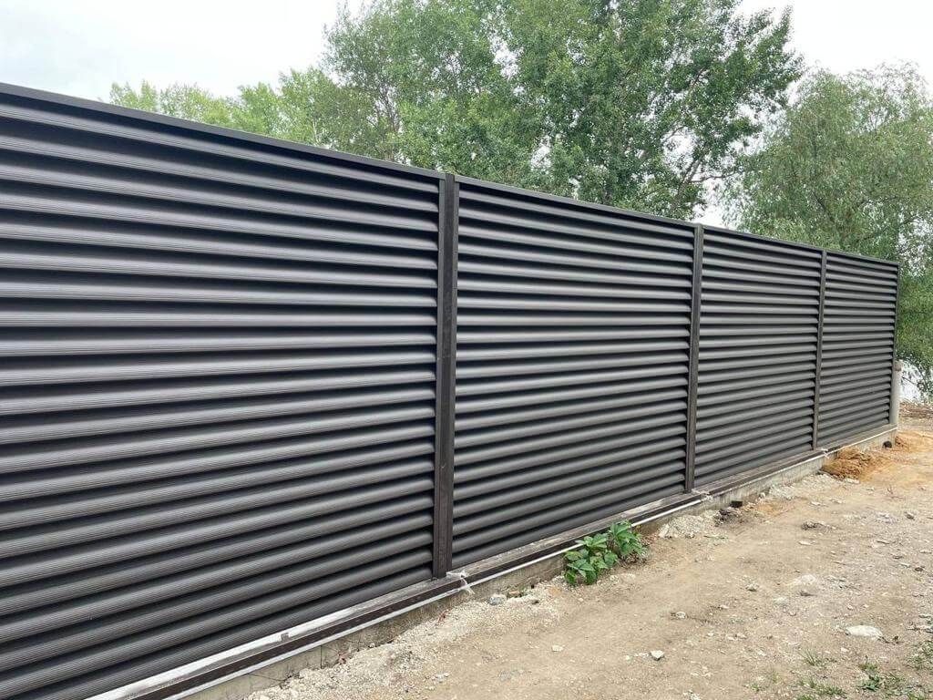 Забор-жалюзи с ламелями еврожалюзи 29м RAL8019/8019 Темный Шоколад МАТТЕ двухсторонний фото 2 в Грозном