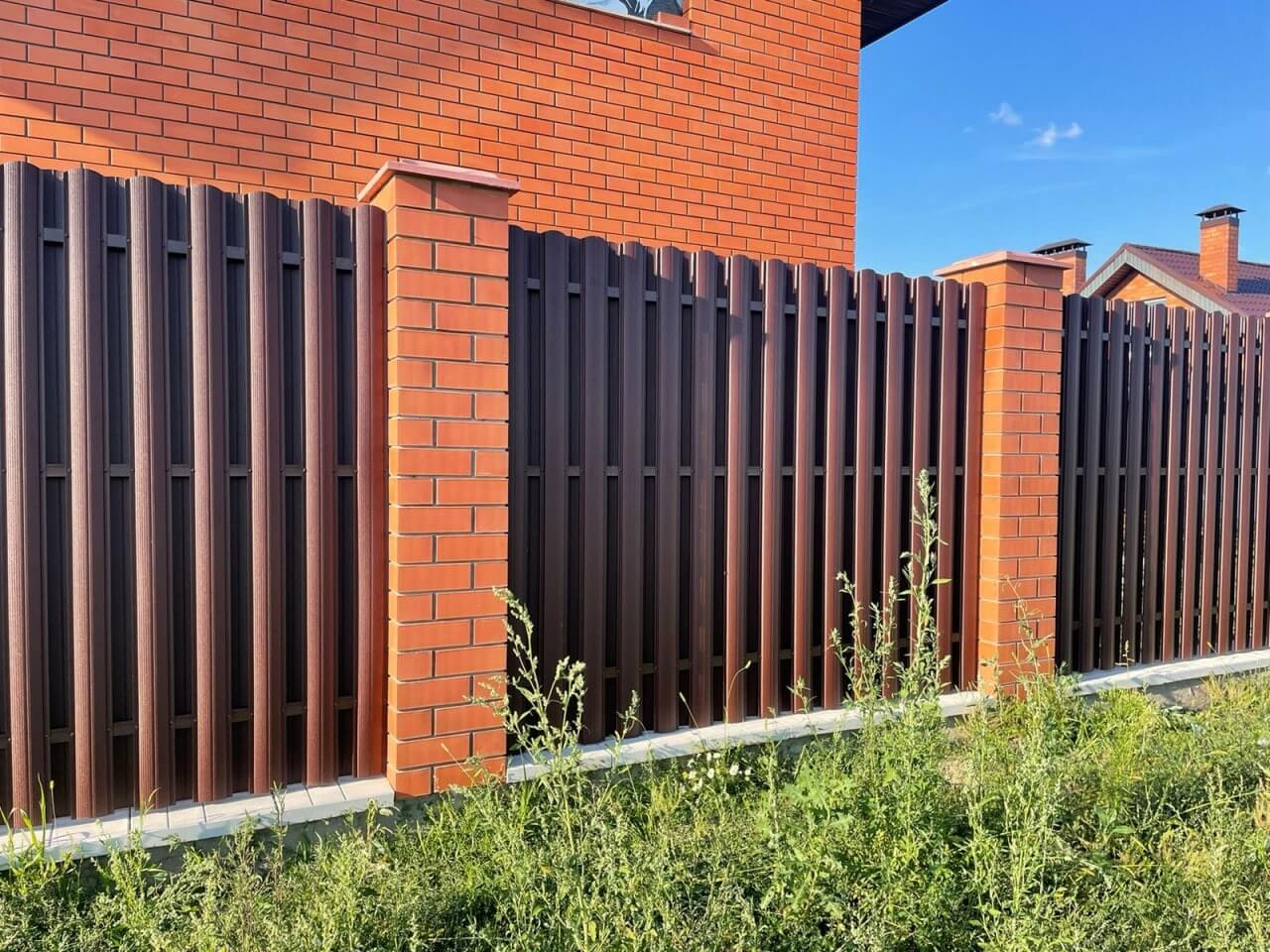 Забор из фигурного штакетника 23м RAL8017/8017 Шоколад двусторонний фото 3 в Грозном