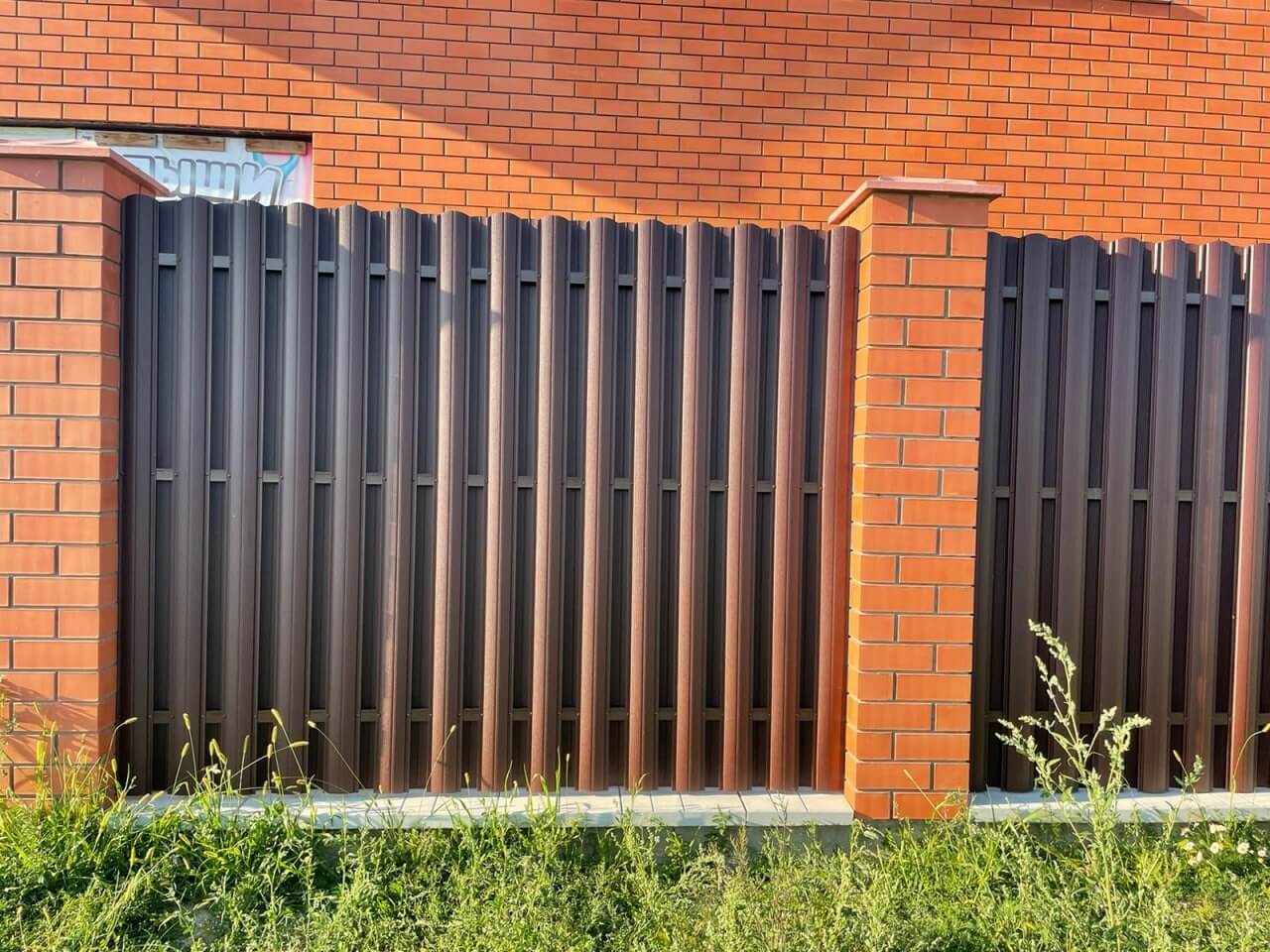 Забор из фигурного штакетника 23м RAL8017/8017 Шоколад двусторонний фото 1 в Грозном