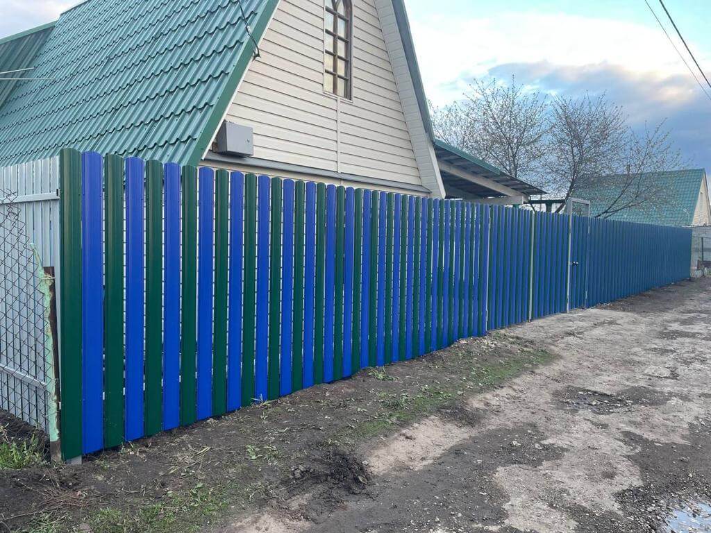 Забор из штакетника двух цветов 16м RAL6005 Зеленый Мох + RAL5002 Синий Ультрамарин фото 2 в Грозном