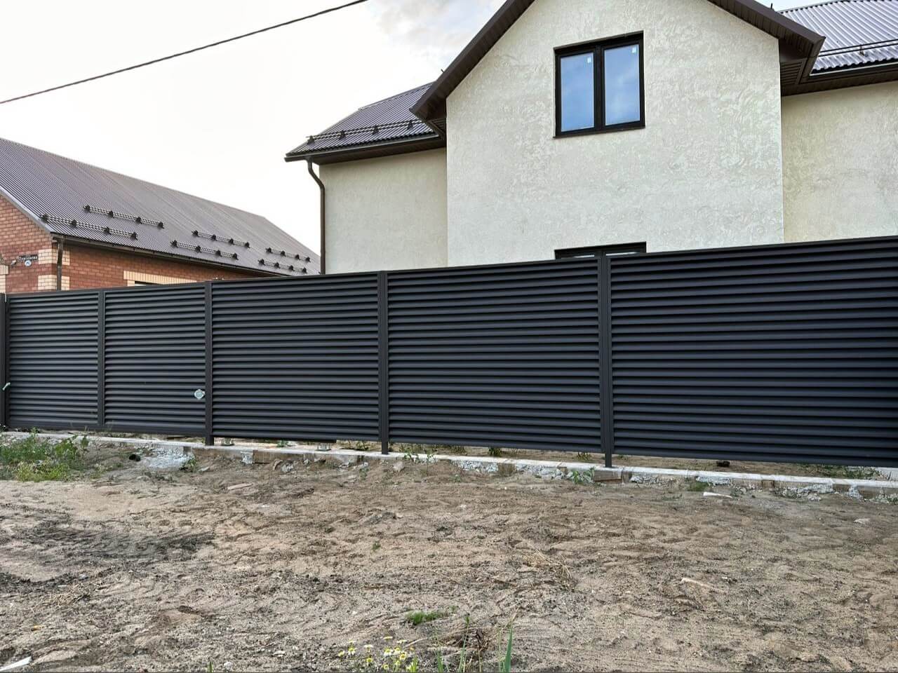 Забор с ламелями еврожалюзи 18м RAL8019/8019 Темный Шоколад МАТТЕ двусторонний фото 1 в Грозном