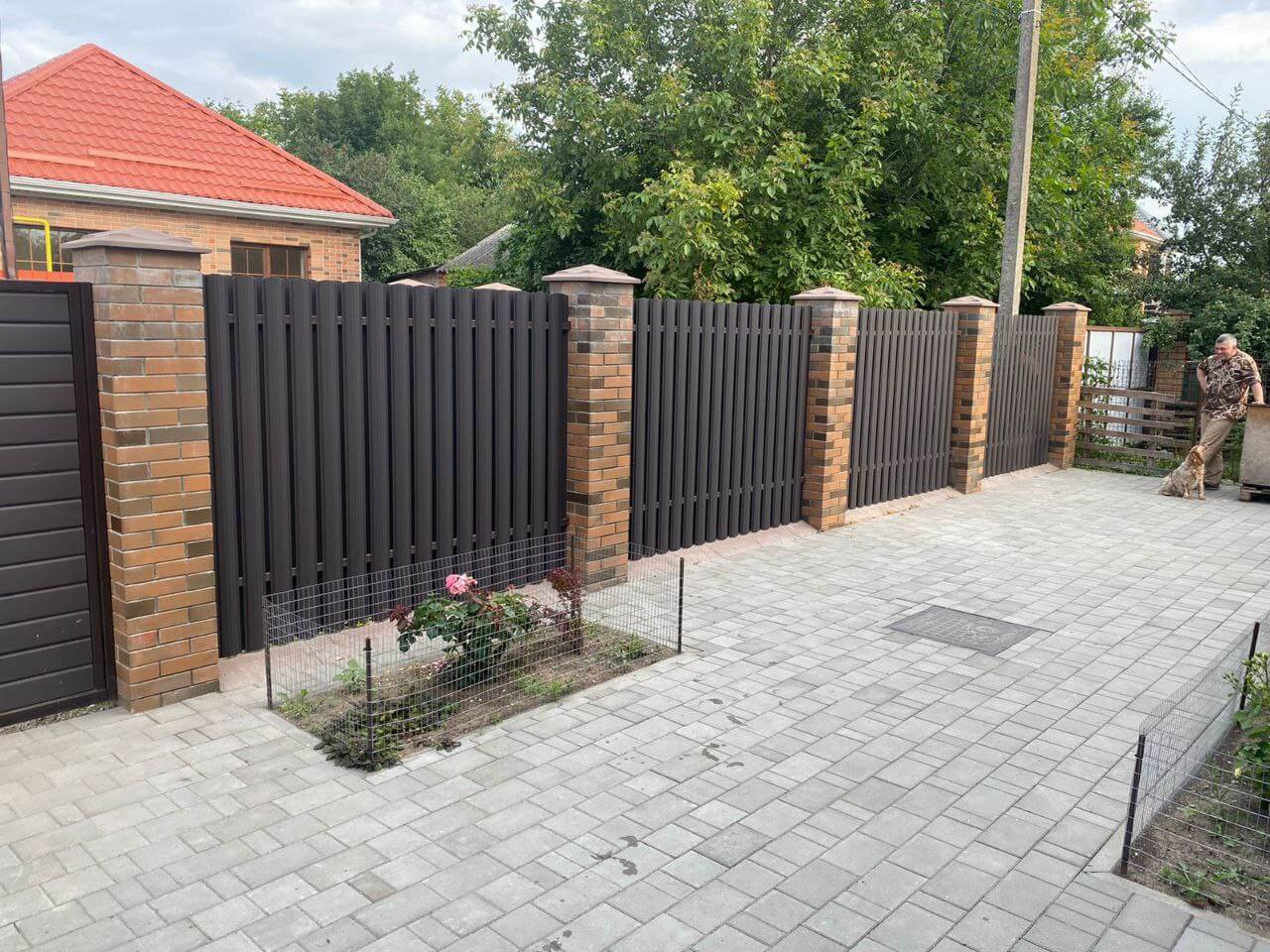 Забор из штакетника полукруглого 22м RAL8019 Темный Шоколад МАТТЕ фото 3 в Грозном