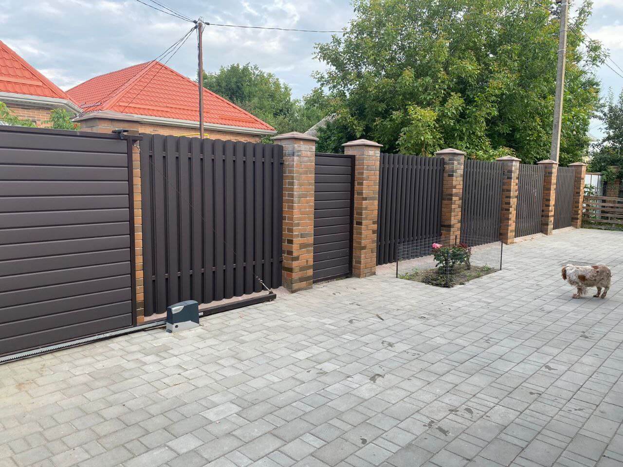 Забор из штакетника полукруглого 22м RAL8019 Темный Шоколад МАТТЕ фото 2 в Грозном