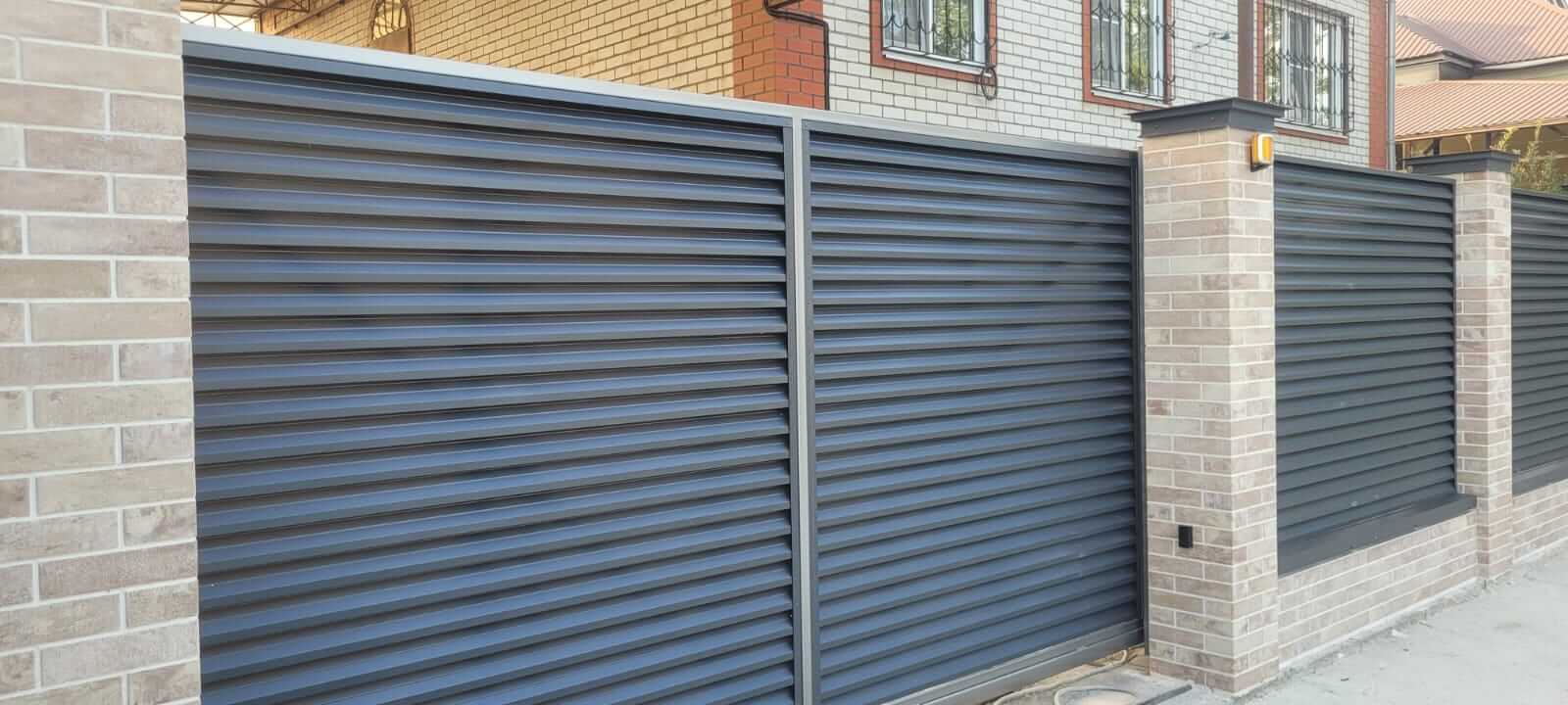 Забор-жалюзи с ламелями ЭКО-Z US усиленные 20м RAL7024/7024 Серый Графит двусторонний МАТТЕ фото 9 в Грозном