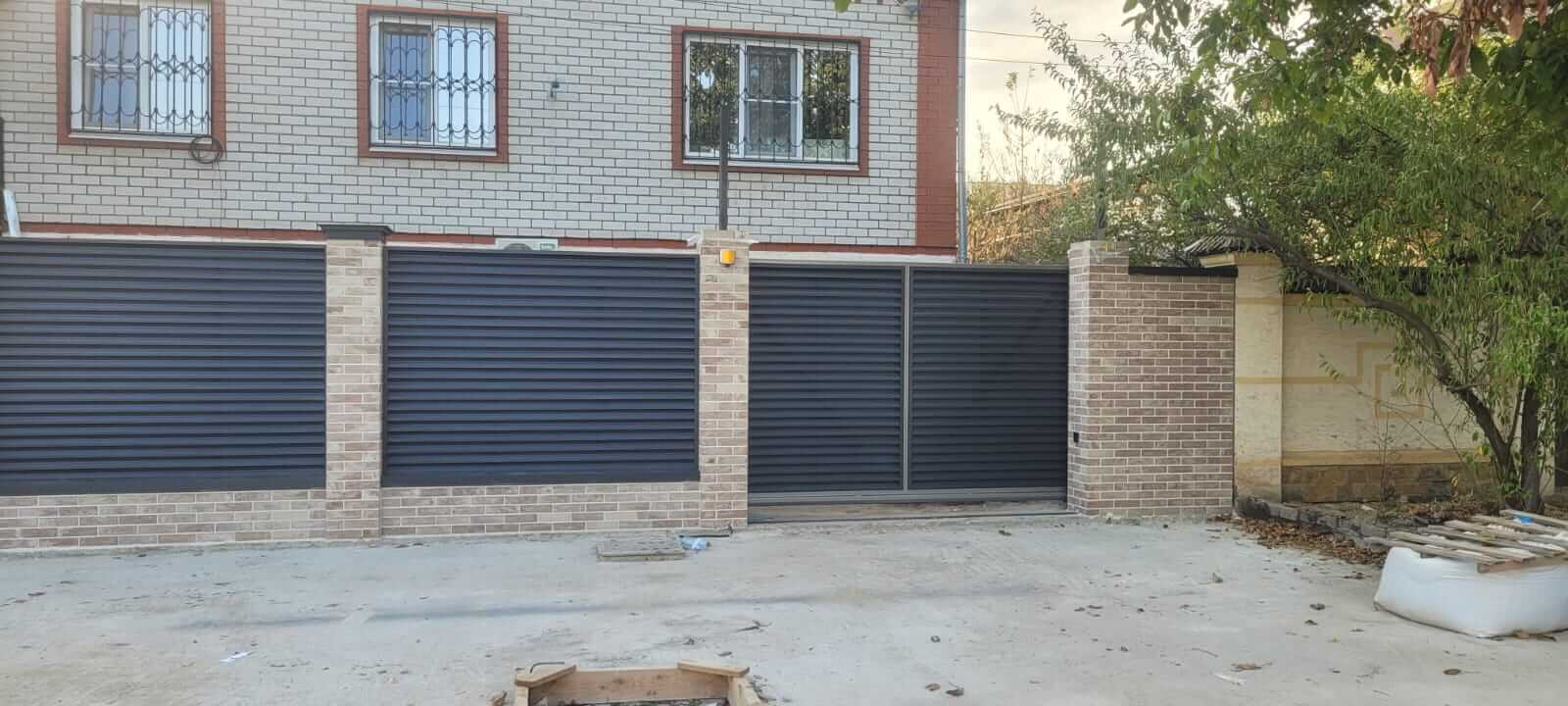 Забор-жалюзи с ламелями ЭКО-Z US усиленные 20м RAL7024/7024 Серый Графит двусторонний МАТТЕ фото 2 в Грозном