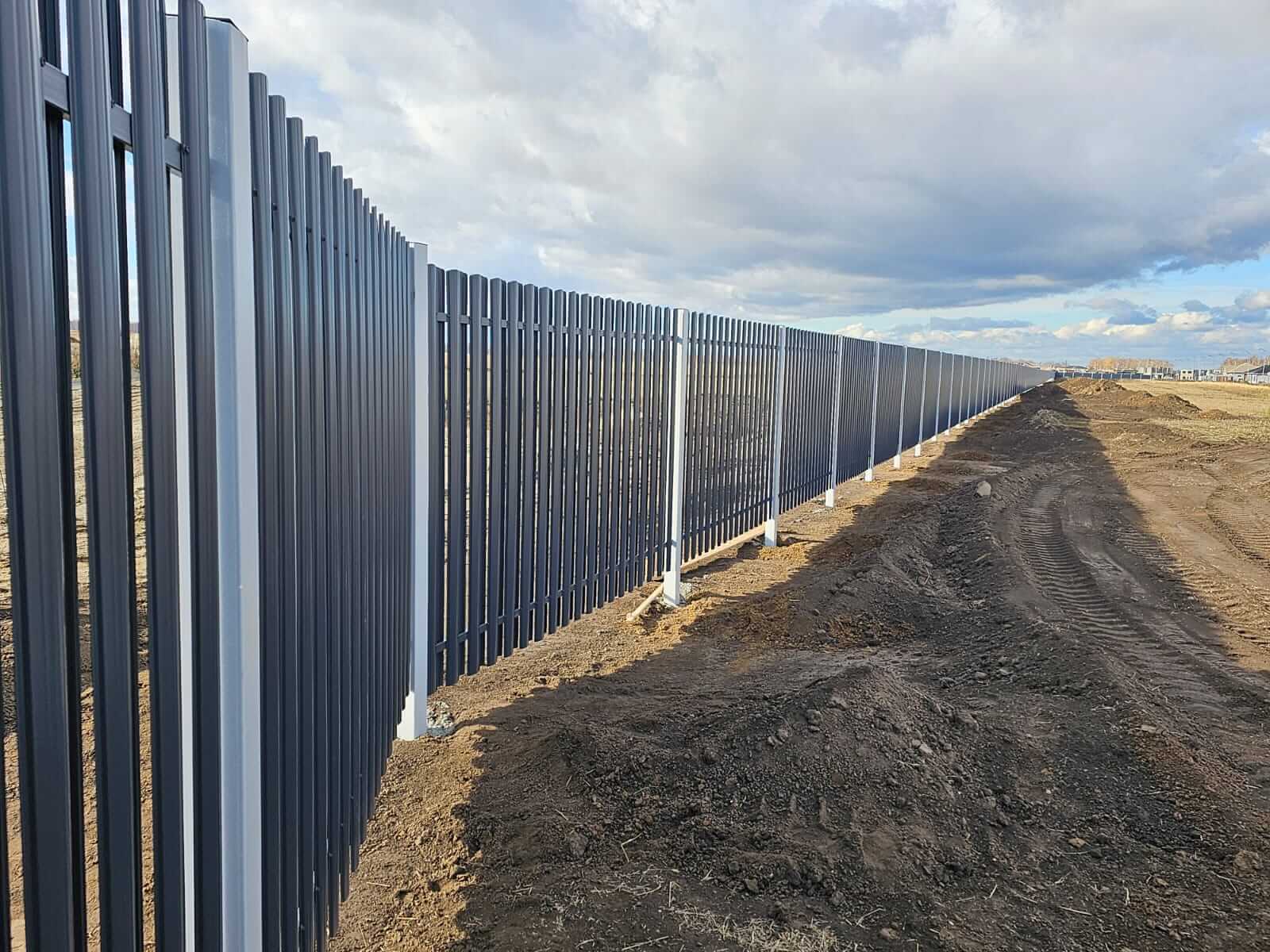 Забор из евроштакетника 234м RAL7024/7024 Серый Графит двусторонний фото 4 в Грозном