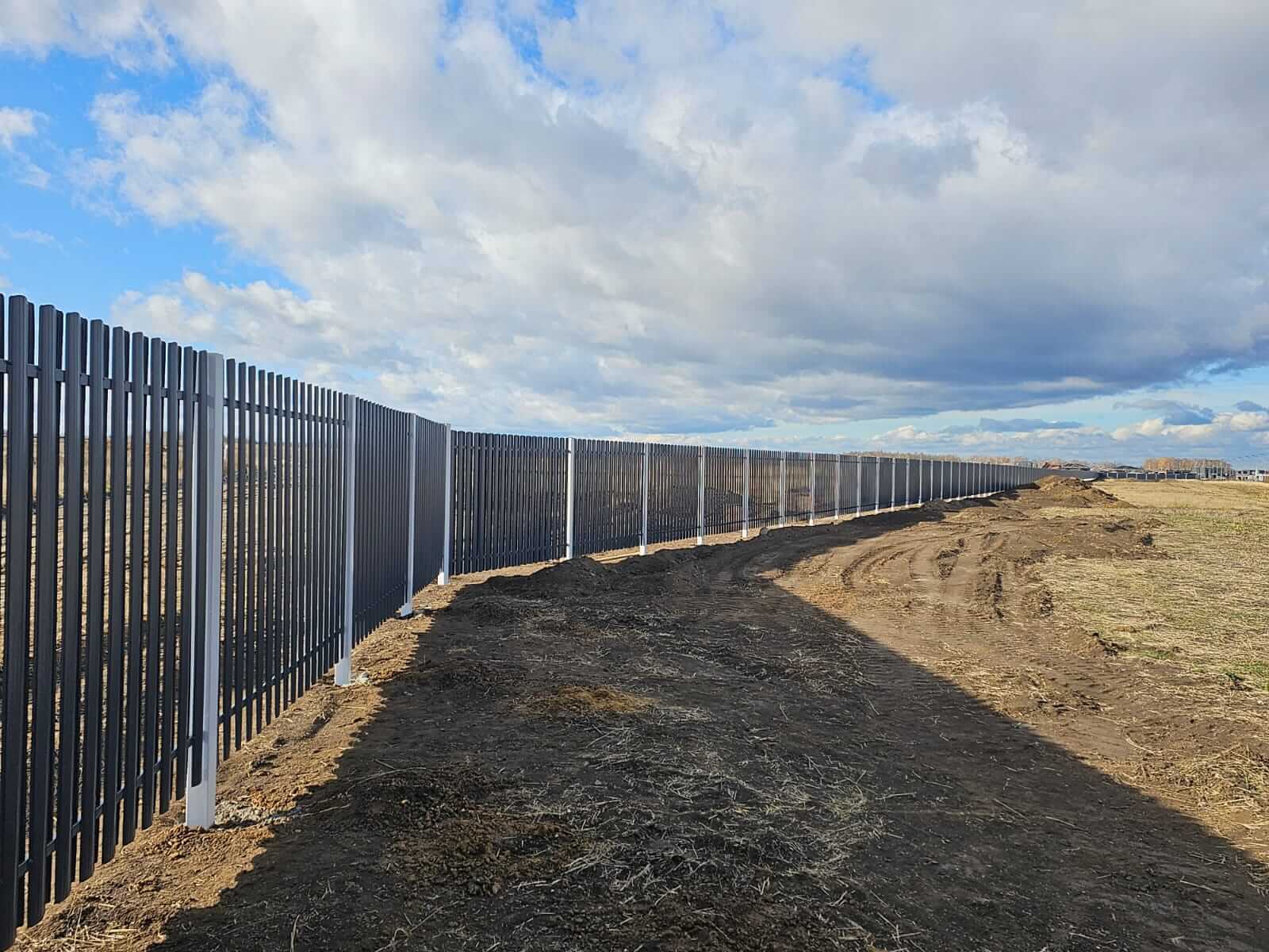 Забор из евроштакетника 234м RAL7024/7024 Серый Графит двусторонний фото 3 в Грозном
