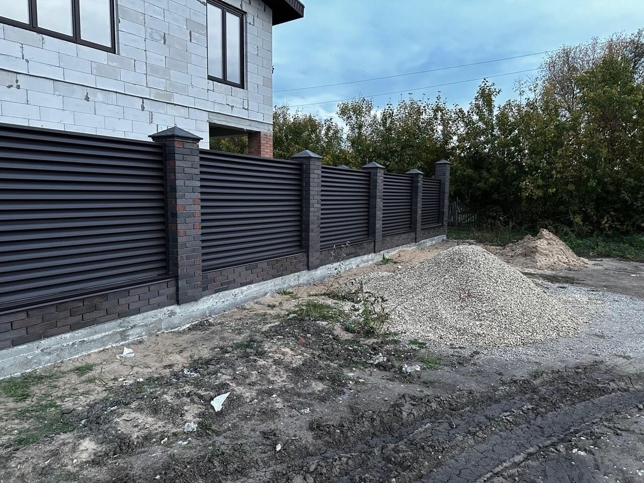 Забор из ламелей Еврожалюзи 38м RAL8019/8019 Темный Шоколад двусторонний MATTE фото 4 в Грозном