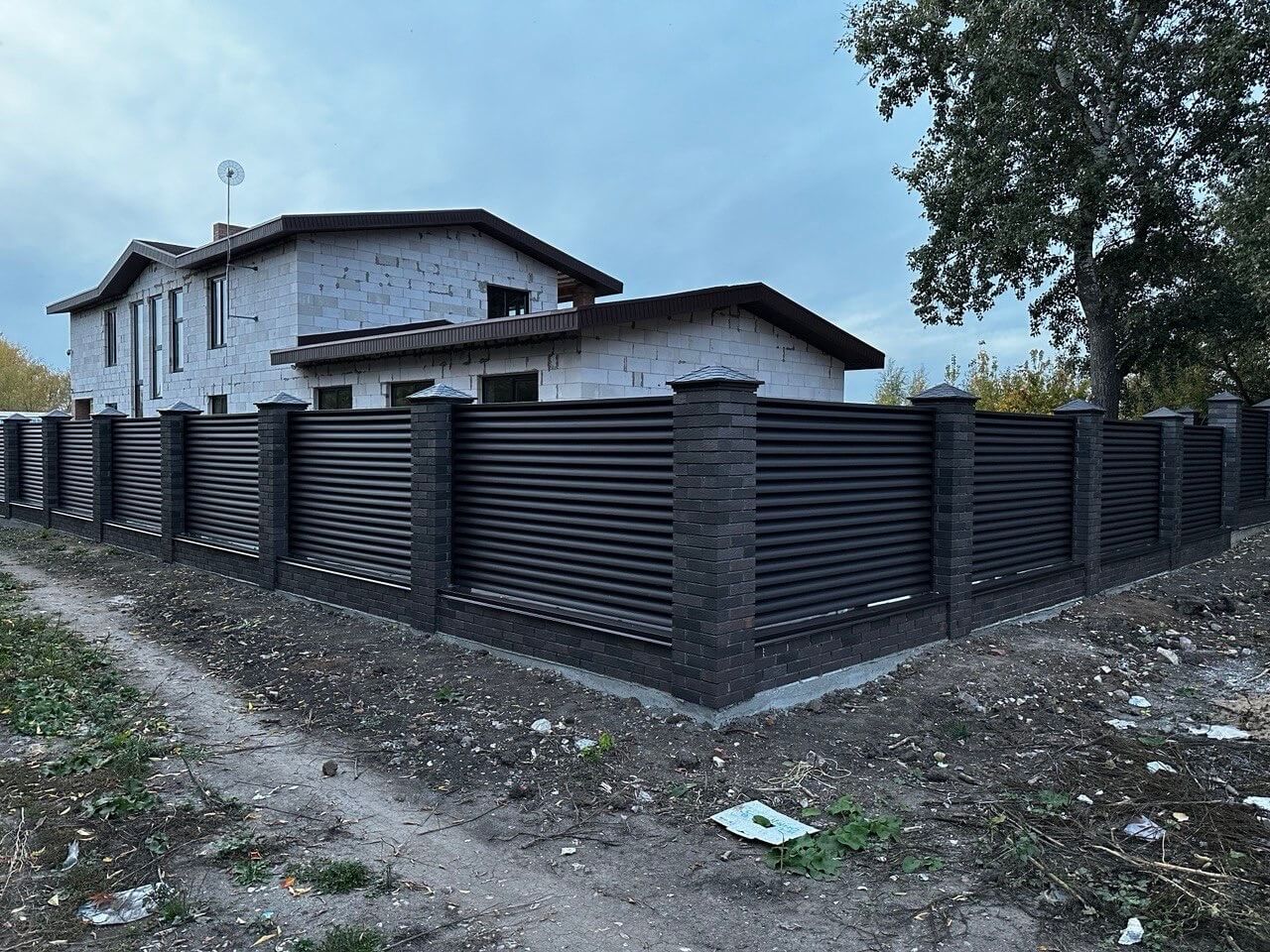 Забор из ламелей Еврожалюзи 38м RAL8019/8019 Темный Шоколад двусторонний MATTE фото 2 в Грозном