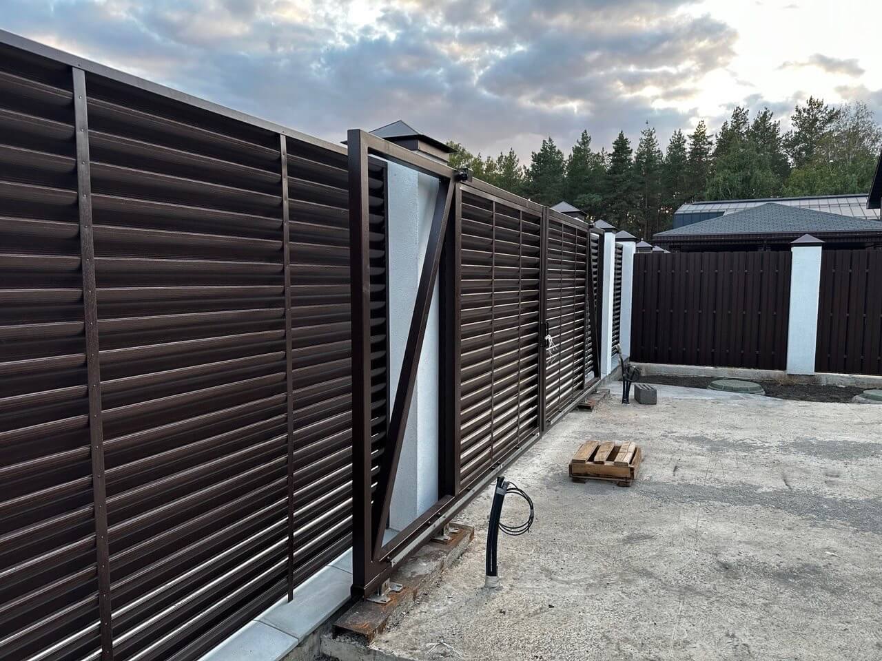 Забор-жалюзи с ламелями еврожалюзи 30м Дуб Мореный Printech фото 2 в Грозном