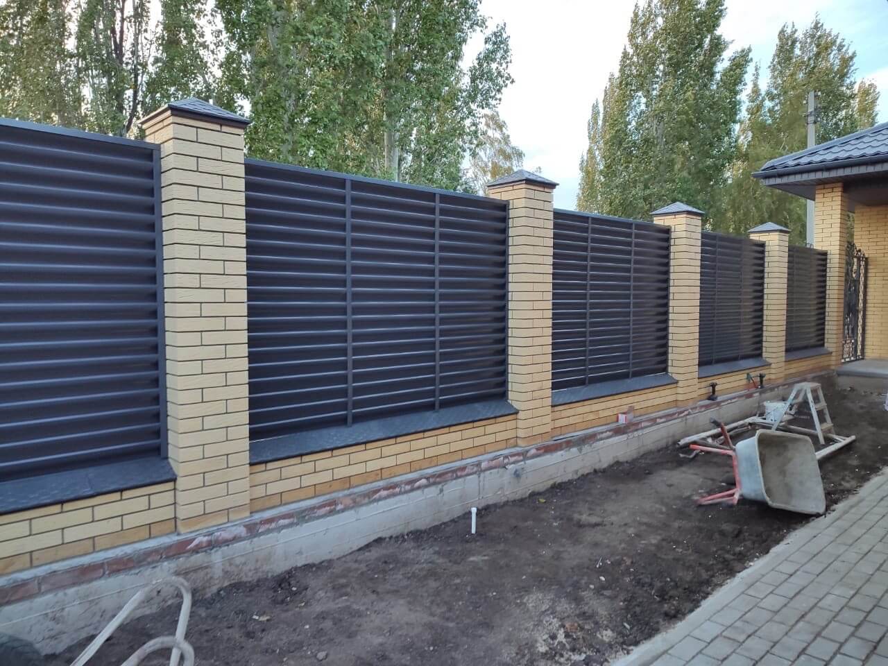 Забор-жалюзи с ламелями Еврожалюзи 16м RAL7024/7024 Серый Графит двусторонний фото 3 в Грозном