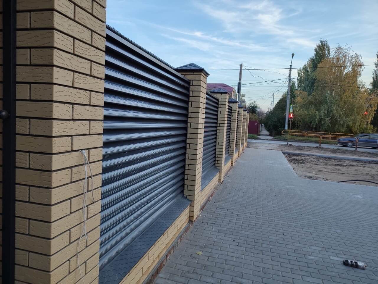 Забор-жалюзи с ламелями Еврожалюзи 16м RAL7024/7024 Серый Графит двусторонний фото 2 в Грозном