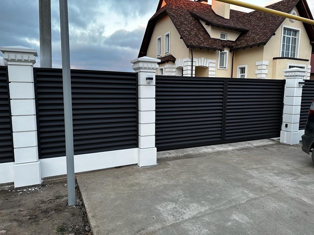 Забор из ламелей Еврожалюзи 35м RAL8019/8019 Темный Шоколад двусторонний MATTE фото 1 в Грозном