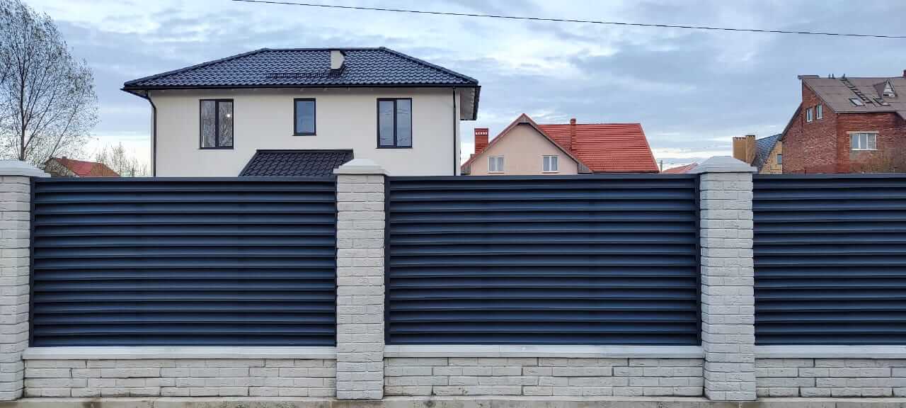 Забор-жалюзи из ламелей ЭКО-Z 32м RAL7024 Серый Графит МАТТЕ в Грозном