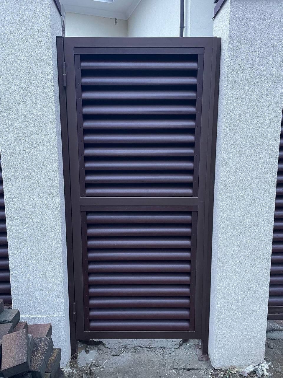 Забор из ламелей еврожалюзи 52м RAL8017/8017 Шоколад двусторонний МАТТЕ фото 4 в Грозном