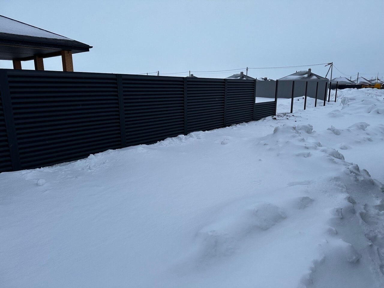 Забор-жалюзи из ламелей еврожалюзи 57м RAL7024 Серый Графит МАТТЕ фото 6 в Грозном