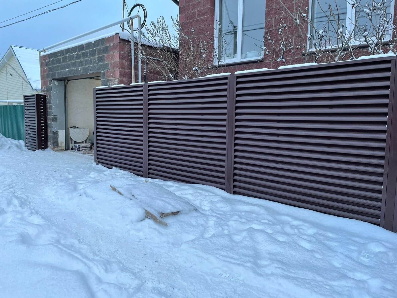 Забор из ламелей еврожалюзи 38м RAL8017/8017 Шоколад двусторонний фото 5 в Грозном