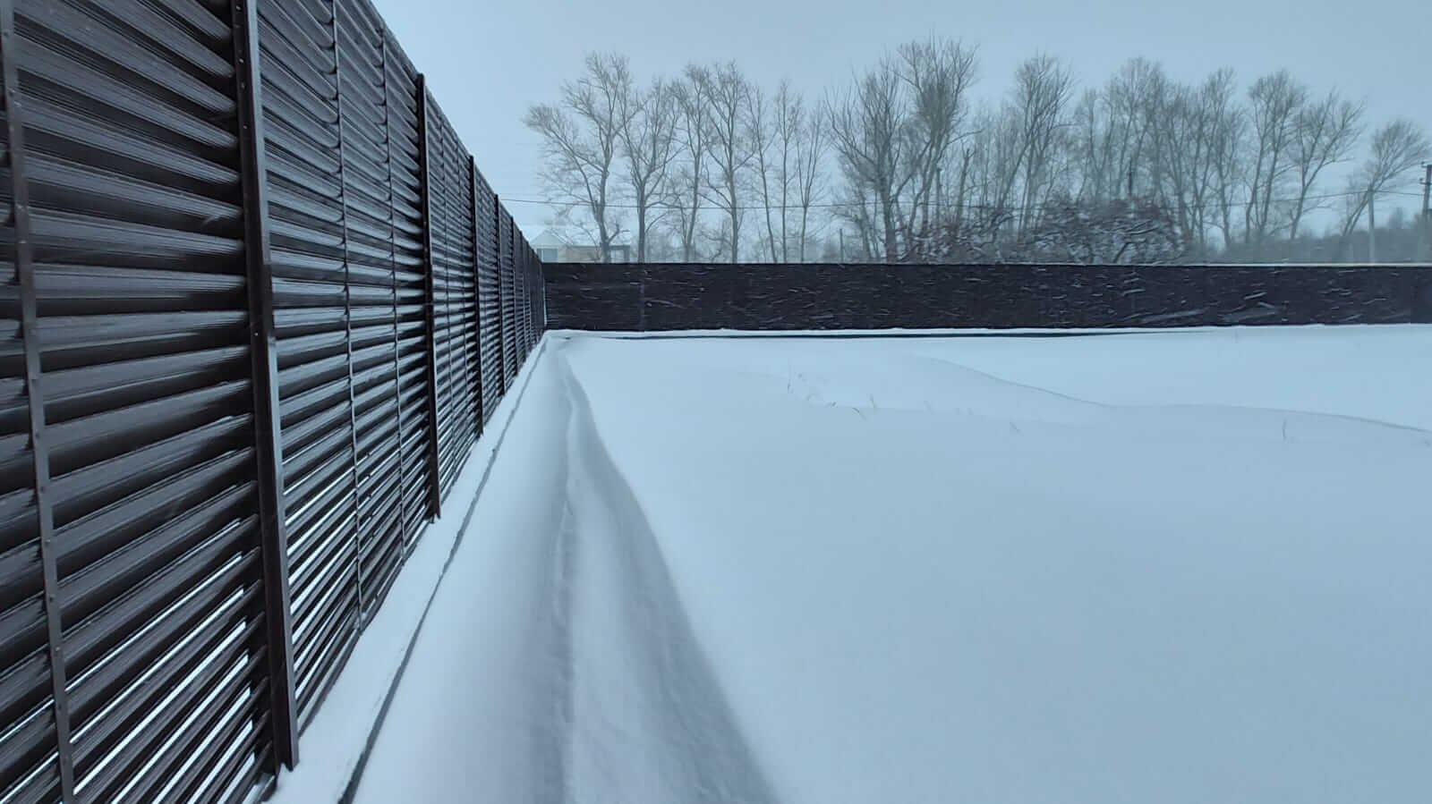 Забор из ламелей Еврожалюзи 108м RAL8017/8017 Шоколад двусторонний фото 1 в Грозном
