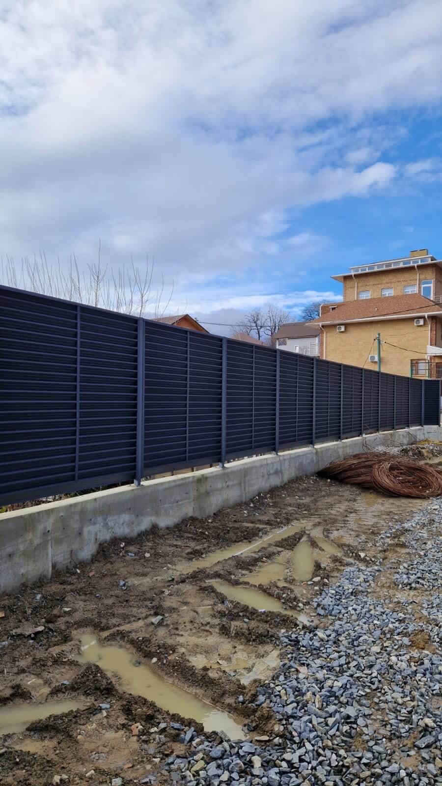 Забор-жалюзи из ламелей ЭКО-Z усиленных 87м RAL7024 Серый Графит матовый фото 6 в Грозном