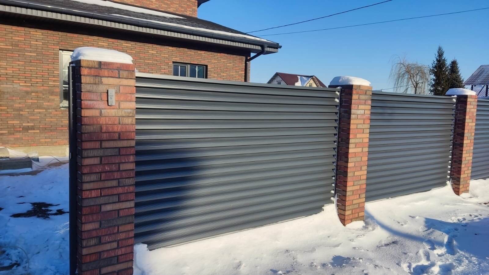 Забор-жалюзи с ламелями еврожалюзи 34м RAL7024/7024 Серый Графит двусторонний в Грозном