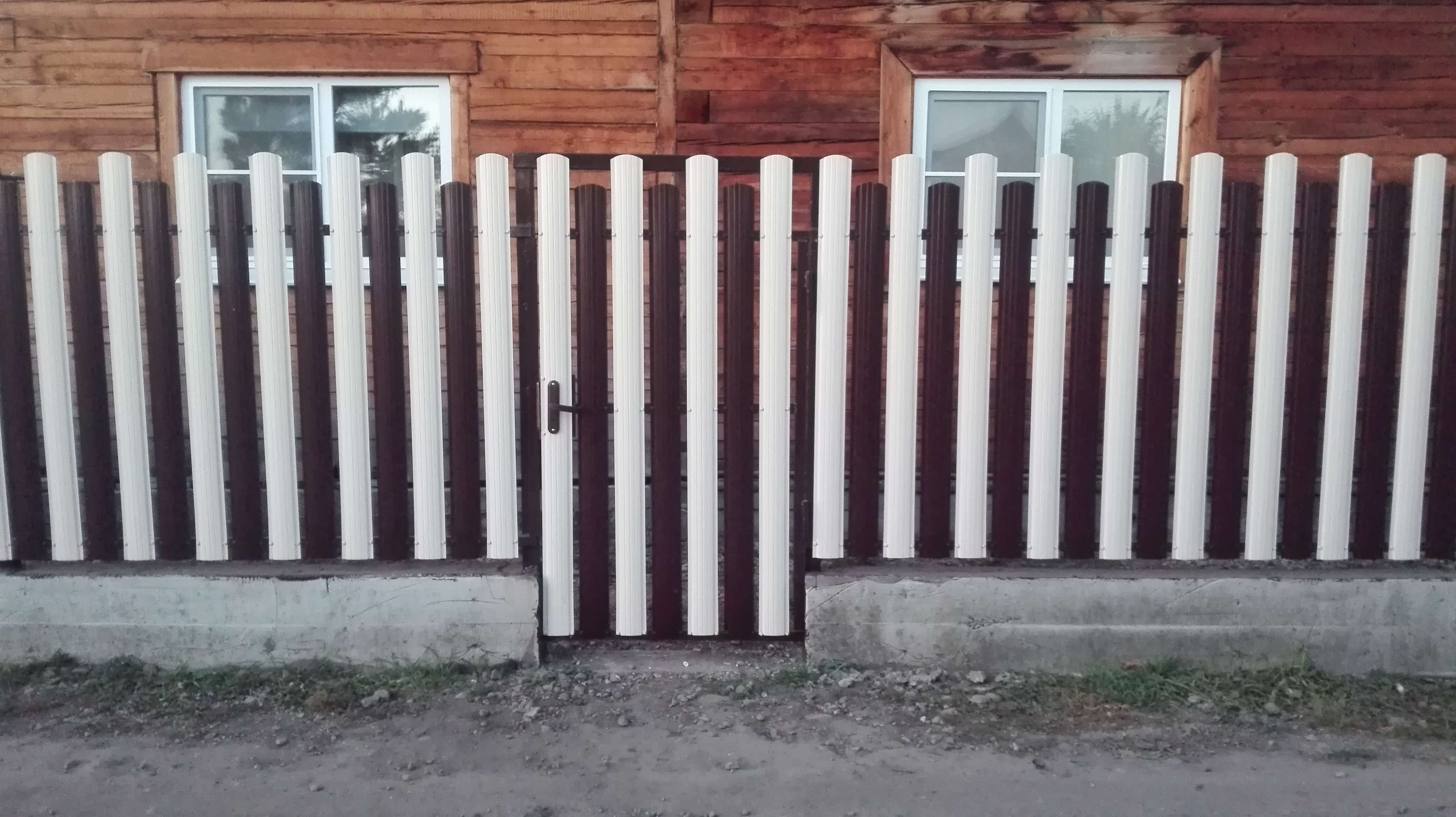 Двухцветный забор из евроштакетника 14м RAL8017 Шоколад + RAL9003 Белый в Грозном