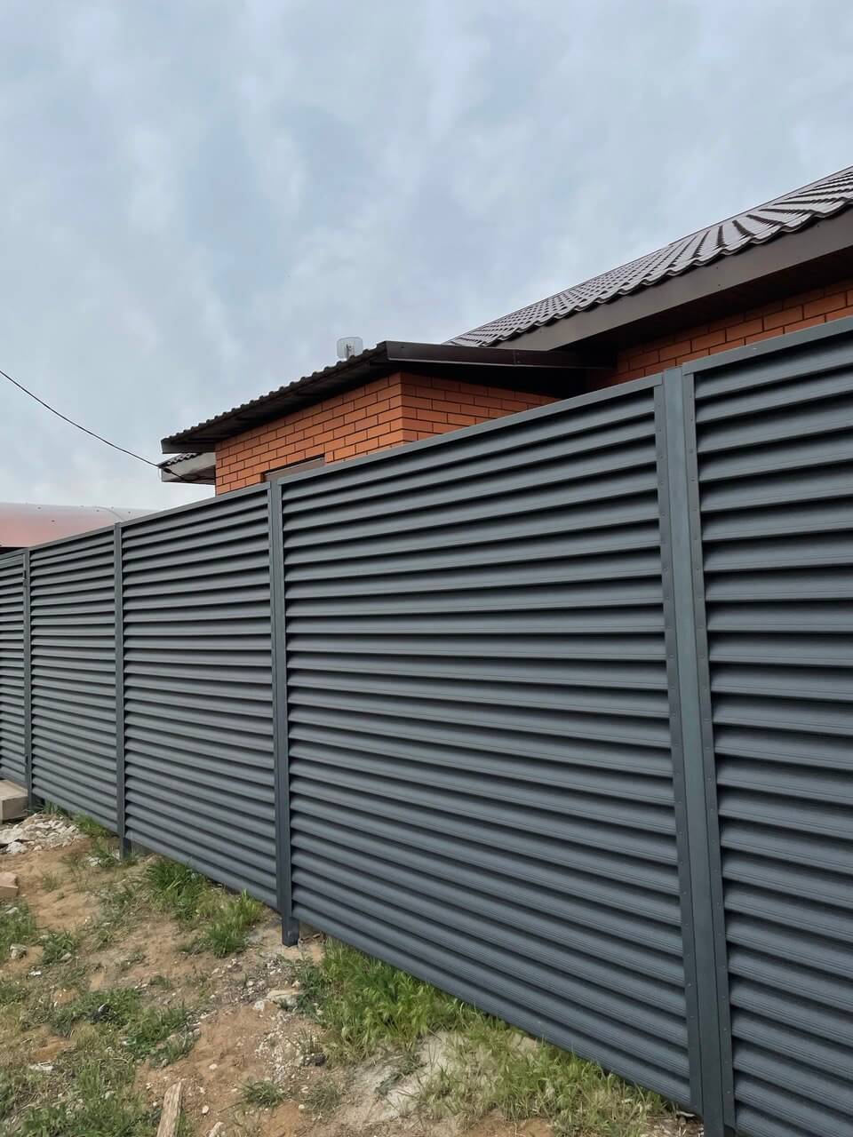 Забор из ламелей еврожалюзи 24м RAL7024 Серый Графит МАТТЕ в Грозном