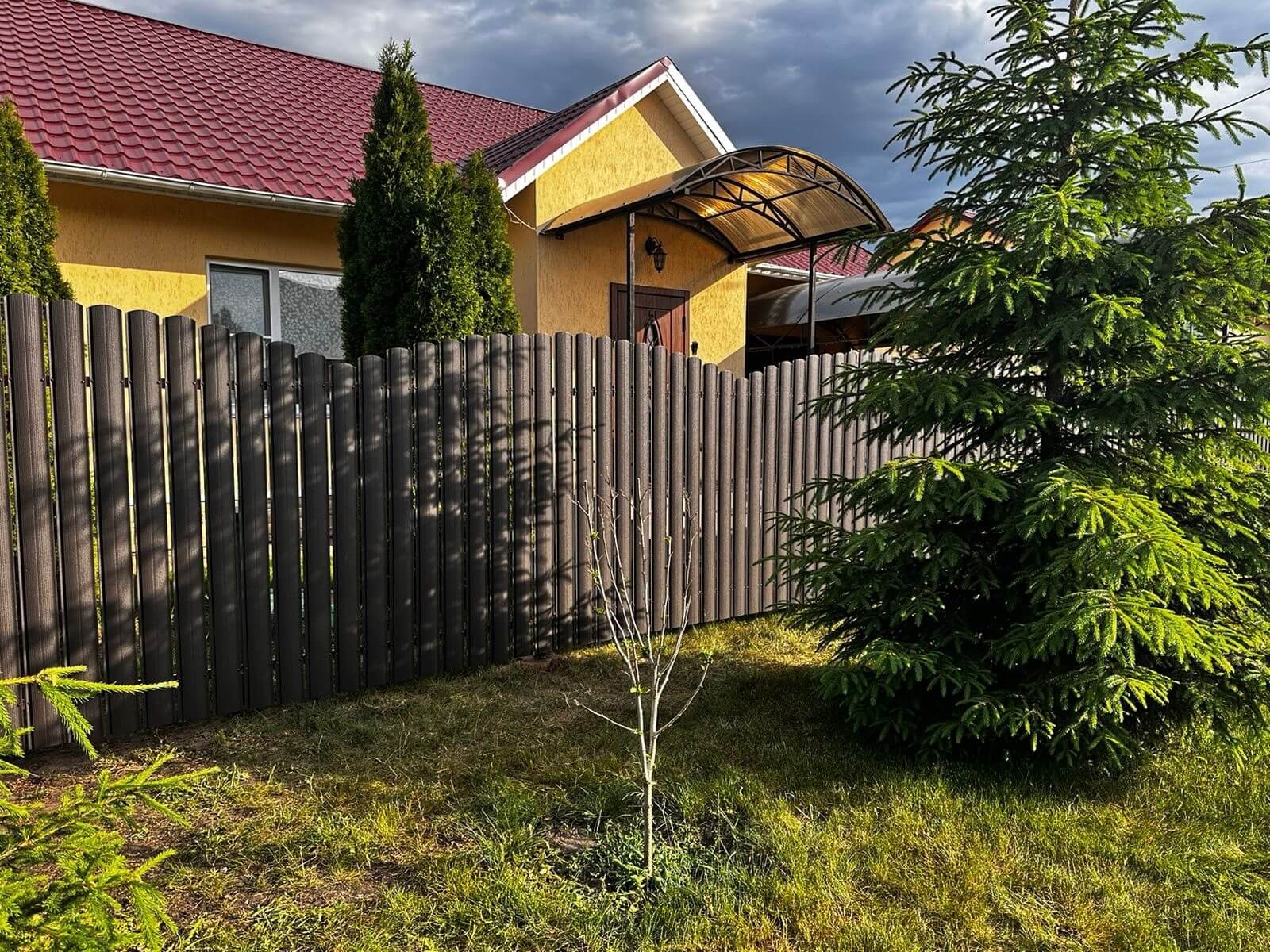 Забор из евроштакетника 37м RAL8019 Темный Шоколад МАТТЕ фото 4 в Грозном