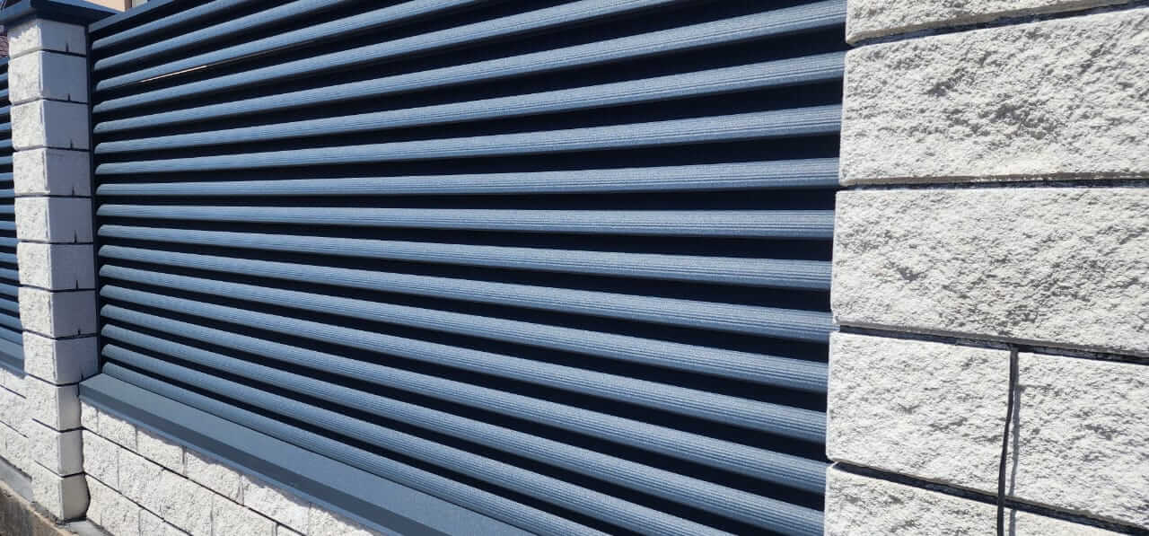 Забор из ламелей Еврожалюзи 32м RAL7024/7024 Серый Графит двусторонний МАТТЕ фото 1 в Грозном