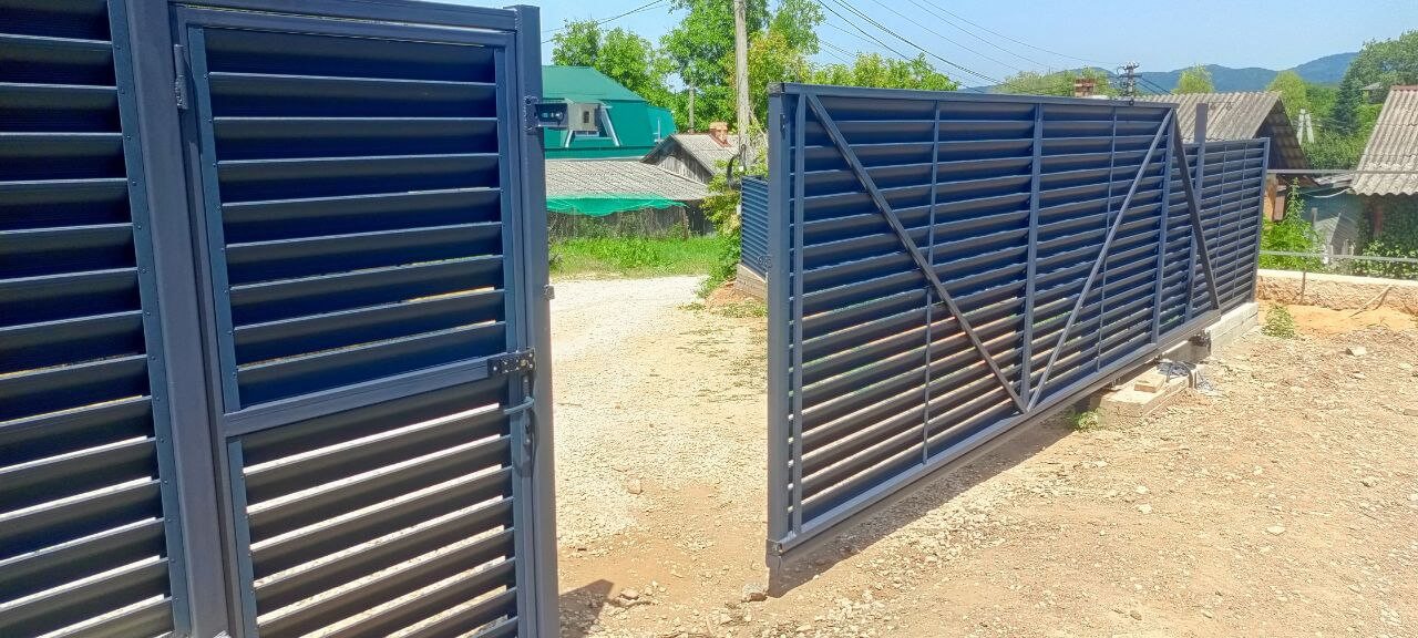 Забор-жалюзи из ламелей Еврожалюзи 53м RAL7024 Серый Графит МАТТЕ фото 16 в Грозном