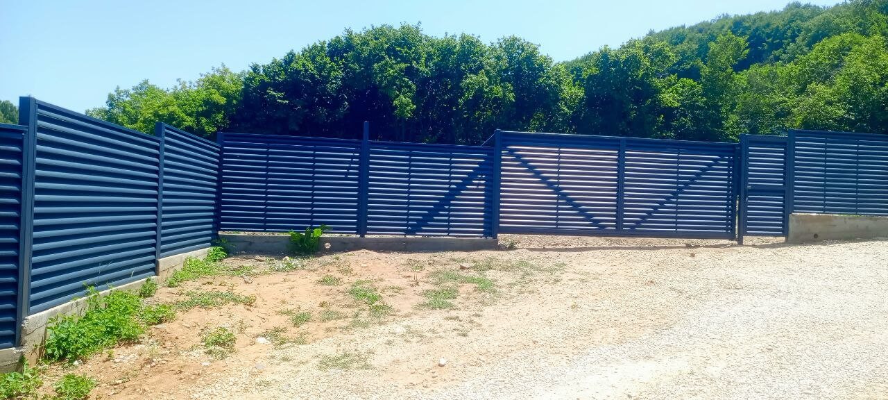 Забор-жалюзи из ламелей Еврожалюзи 53м RAL7024 Серый Графит МАТТЕ фото 7 в Грозном