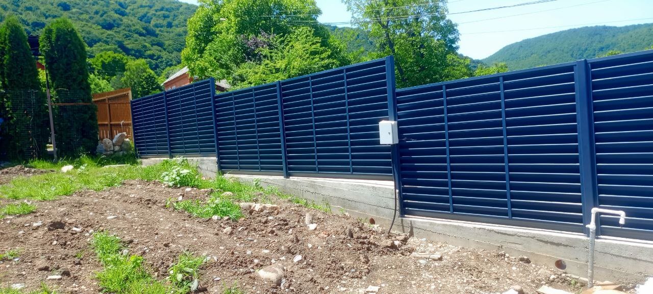 Забор-жалюзи из ламелей Еврожалюзи 53м RAL7024 Серый Графит МАТТЕ фото 3 в Грозном