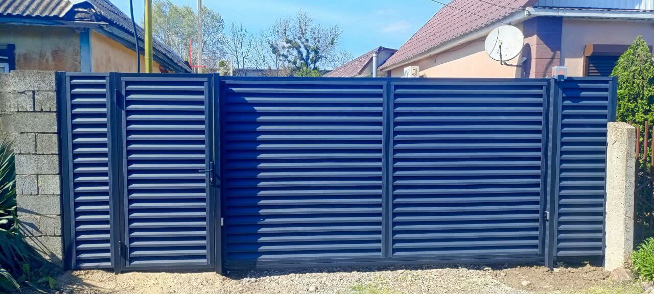 Забор-жалюзи из ламелей Еврожалюзи 53м RAL7024 Серый Графит МАТТЕ фото 1 в Грозном