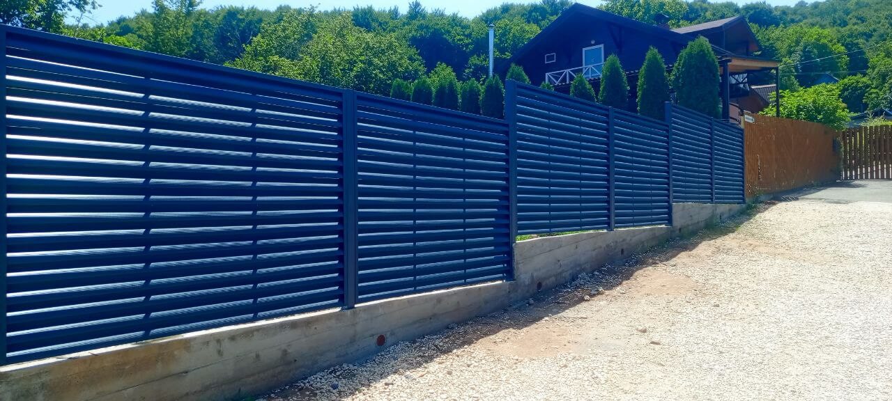 Забор-жалюзи из ламелей Еврожалюзи 53м RAL7024 Серый Графит МАТТЕ фото 12 в Грозном